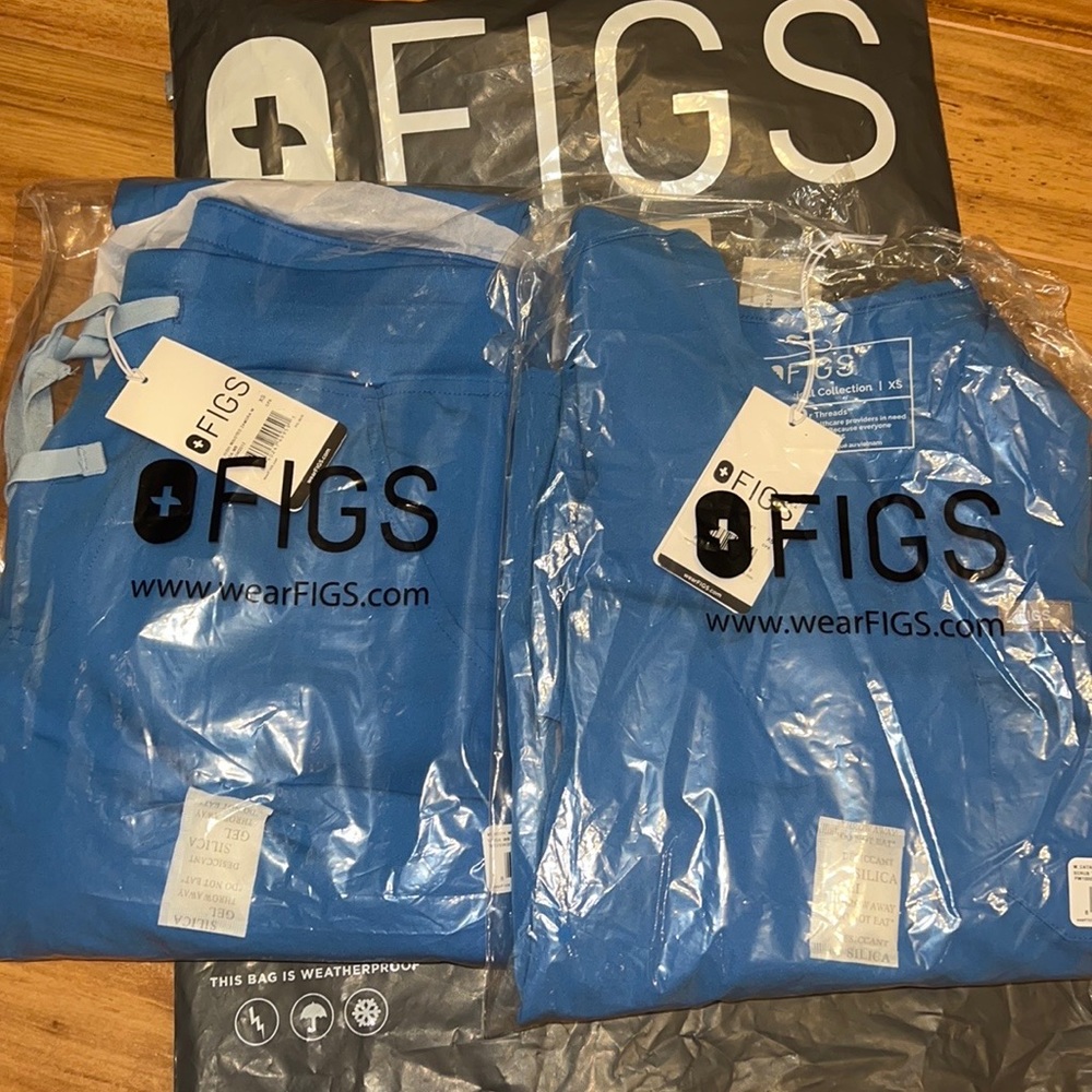 With tags  blue Capri blue limited Figs Xs set